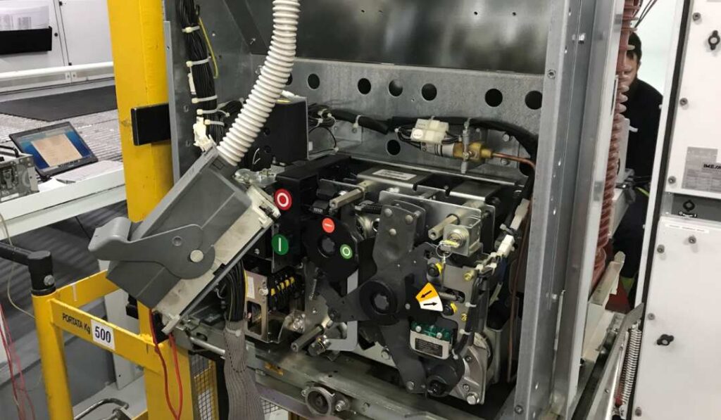 Manutenção em Disjuntores de Média Tensão – Garantia de Segurança e Confiabilidade nas Subestações Elétricas